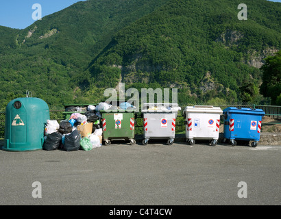 Bacs d'élimination des déchets, Castello di Comano, toscane, italie Banque D'Images