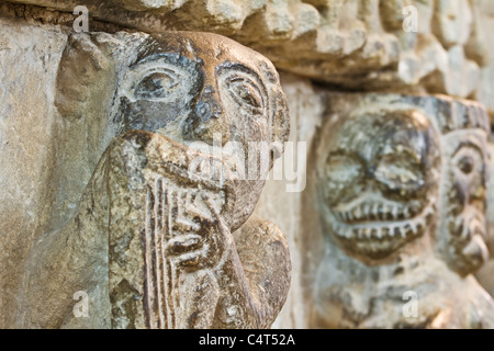 La sculpture médiévale dans l'une des premières d'un musicien anglais près d'une figure de la mort dans l'abbaye de Hexham, Northumberland, Angleterre Banque D'Images