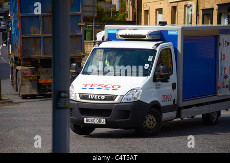 Tesco.com delivery van sur la route. Banque D'Images