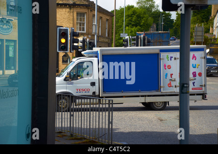 Tesco.com delivery van sur la route. Banque D'Images