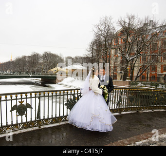 Wedding Couple photographié embrassant sur pont sur la rivière Moïka, 'St Petersbourg Russie' Banque D'Images