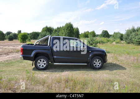 Volkswagen Amarok 2.0 BiTDI 4Motion - MA 2011 - Double cabine - Français - forêt, prairie Banque D'Images