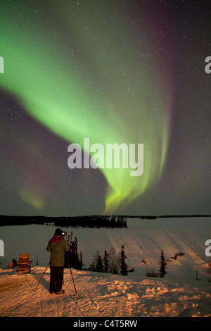 Man Photographing Aurore boréale ou Northern Lights, lac Blachford, Yellowknife, Territoires du Nord-Ouest, Canada (M.) Banque D'Images