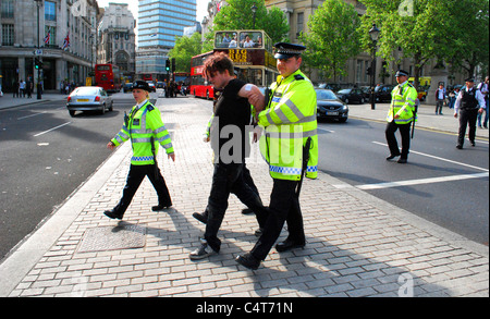 Photos de la seule arrestation du Premier Mai 2011 manifestations, pour l'écriture graffiti aux Jeux Olympiques d'horloge. Banque D'Images