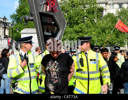 Photos de la seule arrestation du Premier Mai 2011 manifestations, pour l'écriture graffiti aux Jeux Olympiques d'horloge. Banque D'Images