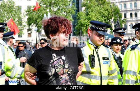 Photos de la seule arrestation du Premier Mai 2011 manifestations, pour l'écriture graffiti aux Jeux Olympiques d'horloge. Banque D'Images