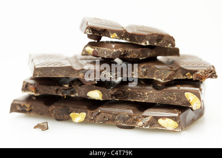 Morceaux de chocolat avec noix et raisins montagne pliée, isolated on white Banque D'Images