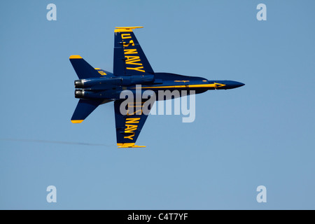 United States Navy Blue Angel F/A-18 Hornet en vol. Banque D'Images