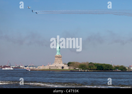 Aéronefs de la marine faisant un survol de la Statue de la liberté au cours de la Fleet Week 2011 à New York City Banque D'Images