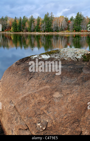 Un gros rocher sur la rive du lac Loon, dans l'automne, des montagnes Adirondack, New York, USA Banque D'Images