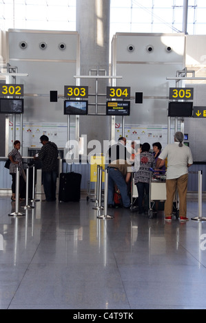 Trois bornes de contrôle d'un bureau, de l'aéroport de Malaga, Malaga, Costa del Sol, la province de Malaga, Andalousie, Espagne, Europe de l'Ouest. Banque D'Images