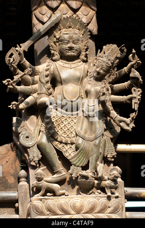 La sculpture sur bois d'un dieu hindou armés à la 17e siècle Bhimsen Mandir sur Durbar Square, Patan, Vallée de Katmandou Banque D'Images