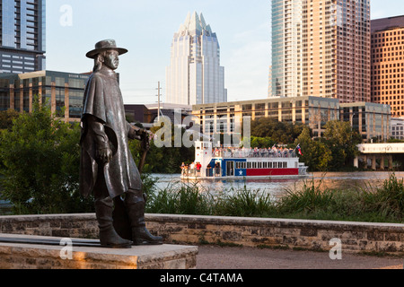 Statue de Stevie Ray Vaughan surplombant le lac Lady Bird et l'Austin, Texas skyline Banque D'Images