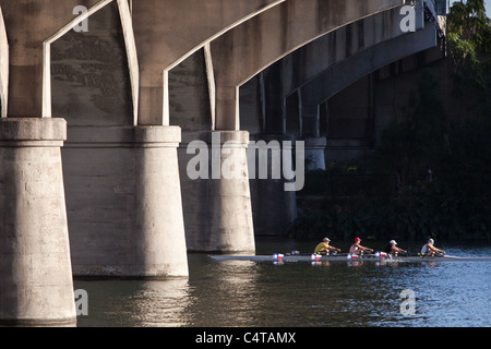 L'Aviron sous le pont de la rue du Congrès à Austin, Texas Banque D'Images