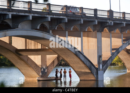 Aux canoteurs sous le pont Lamar à Austin, Texas Banque D'Images