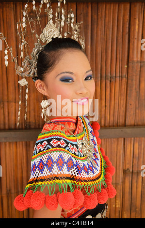 Portrait d'une femme traditionnelle Iban au Sarawak, Bornéo, Malaisie Banque D'Images