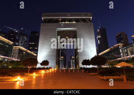 Le Centre Financier International de Dubaï (DIFC) est éclairée la nuit Banque D'Images