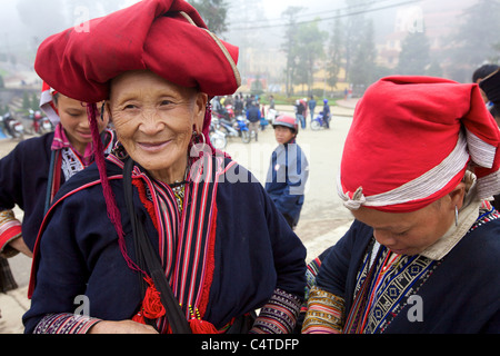 Dao rouge les femmes des minorités ethniques dans la région de Sapa, Vietnam Banque D'Images