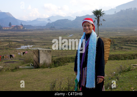 Fille de la Dao rouge les minorités ethniques dans la région de Ta Phin Village, Vietnam Banque D'Images