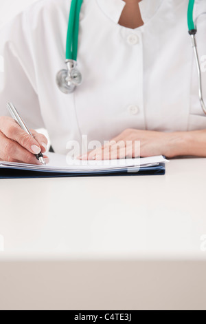 La rédaction de notes Médecin Banque D'Images