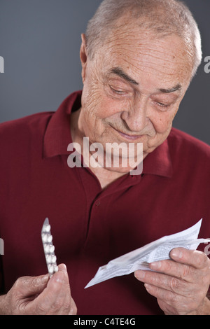 L'homme à la plaquette de pilules à Banque D'Images