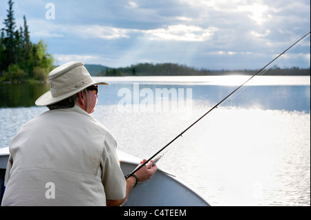 L'homme Pêche, Otter Lake, Missinipe, Saskatchewan, Canada Banque D'Images