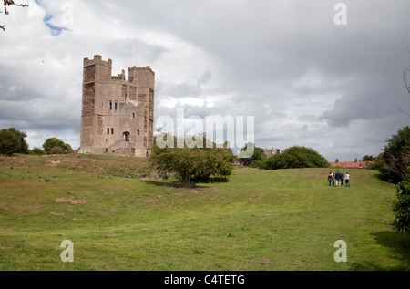 Les personnes qui le visitent, et le château d'Orford entourant les terrassements, administré par l'English Heritage, Orford, Suffolk UK Banque D'Images