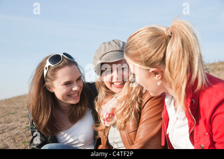 Les adolescents Talking Outdoors Banque D'Images