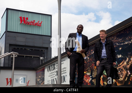 Les gens de l'extérieur de la nouveau centre commercial Westfield à Stratford, l'Est de Londres. Plus grand centre commercial d'Europe. Banque D'Images