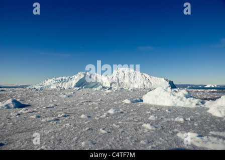 Iceberg et brash à Disko Bay, au Groenland. Banque D'Images