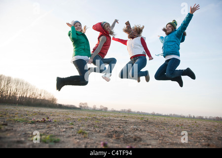 Les adolescents sautant en l'air Banque D'Images