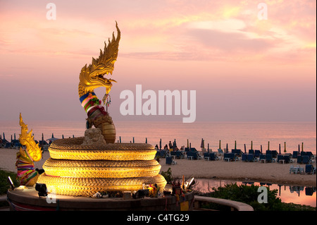 La Thaïlande, l'île de Phuket, Karon Beach, sanctuaire bouddhiste au coucher du soleil Banque D'Images