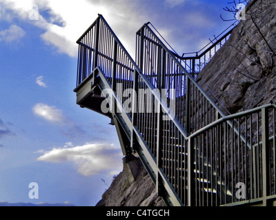 Chemin alpin avec des marches en fer Banque D'Images