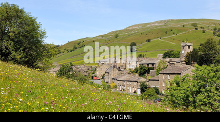 Village et Kisdon Muker Hill de Swaledale, Yorkshire, Angleterre Banque D'Images