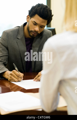 Homme professionnel remplir la demande à l'entrevue d'emploi Banque D'Images