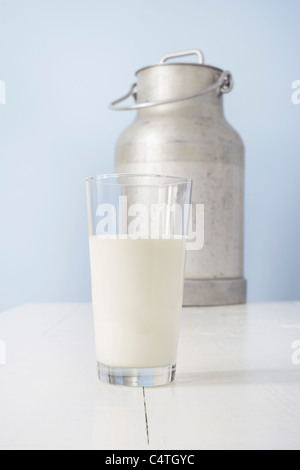 Verre de lait et Jug Banque D'Images
