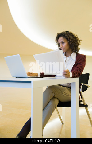Businesswoman using laptop Banque D'Images