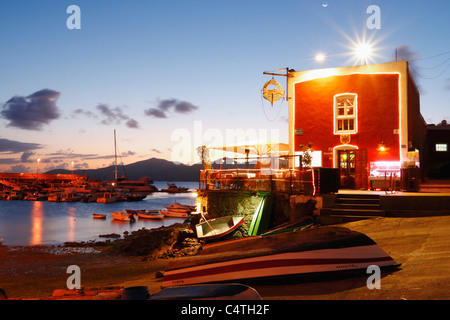 Restaurant donnant sur le port de Puerto del Carmen de Lanzarote dans les îles Canaries. Banque D'Images