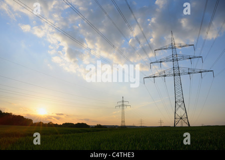 Pylône de l'électricité au coucher du soleil, Unterwittbach, Bavière, Allemagne Banque D'Images