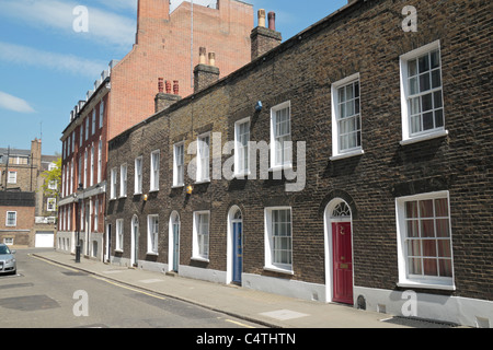 Rangée de maisons mitoyennes de style Géorgien sur Gayfere Street, Londres, Angleterre. (Près de l'abbaye de Westminster). Banque D'Images