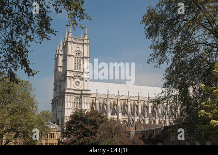 Vue inhabituelle de l'abbaye de Westminster de Deans Yard, les motifs de l'école de Westminster, Londres, Angleterre. Banque D'Images