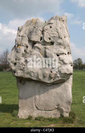 Un énorme cercle extérieur sarsen standing stone, une partie de l'Avebury Henge & Stone Circles site, Wiltshire, Angleterre. Banque D'Images