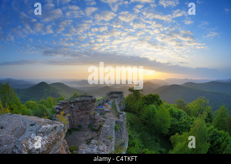 Lever de soleil sur l'Wegelnburg, Nothweiler, Pfalzerwald, Rhénanie-Palatinat, Allemagne Banque D'Images