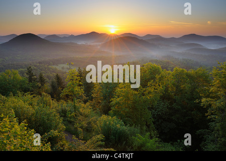 Le lever du soleil sur les montagnes, Vorderweidenthal, Pfalzerwald, Rhénanie-Palatinat, Allemagne Banque D'Images