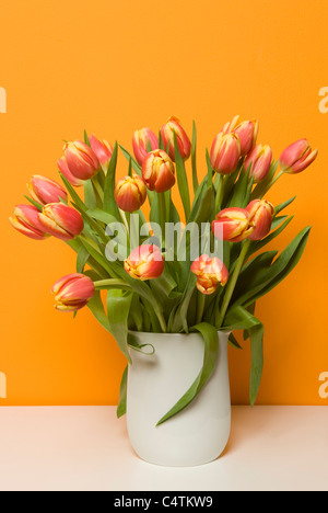 Tulipes dans un Vase Banque D'Images