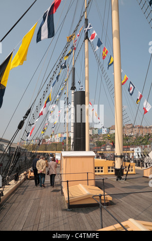 Vue sur le pont (pont supérieur) avec signal maritime lettre drapeaux flottants sur SS Great Britain de Brunel, Bristol, Royaume-Uni. Dock Banque D'Images