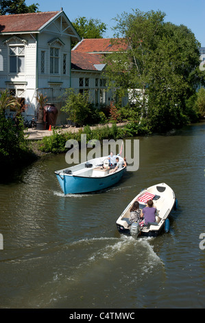 Deux bateaux croisaient sur un canal à Amsterdam Banque D'Images