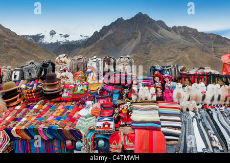 Marché d'une route rurale dans les montagnes du Pérou, Amérique du Sud Banque D'Images