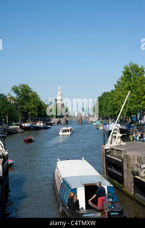 Bateaux de passer le long d'un pont sur un canal à Amsterdam Banque D'Images