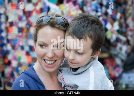 Mère et fils enlacés, portrait Banque D'Images